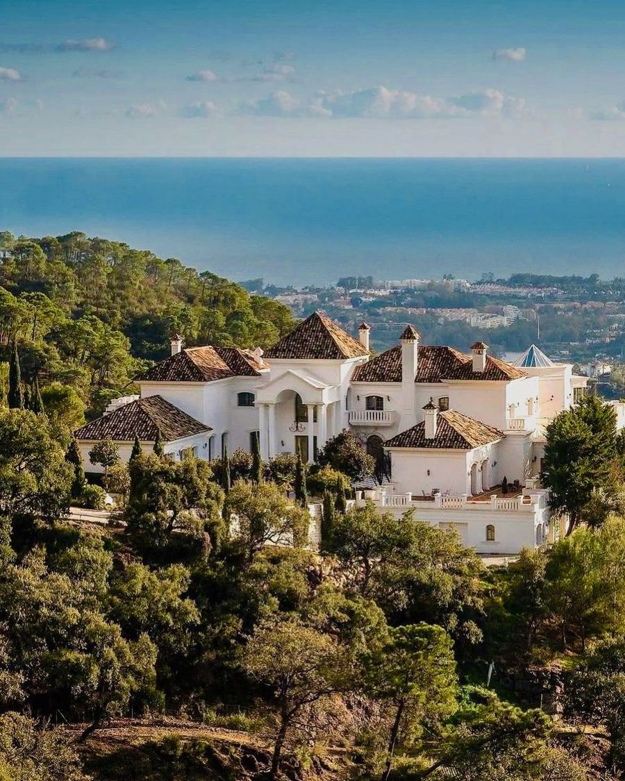 White Andalusian villa in La Zagaleta, Benahavís, with views to the Mediterranean